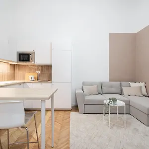 K10 - Kazinczy Street Heritage - Location By Bqa Appartamento